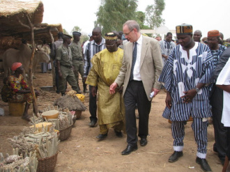 02 Ouverture Des Stands Avec Le President Et Le Parrain Du FESDIG 2010